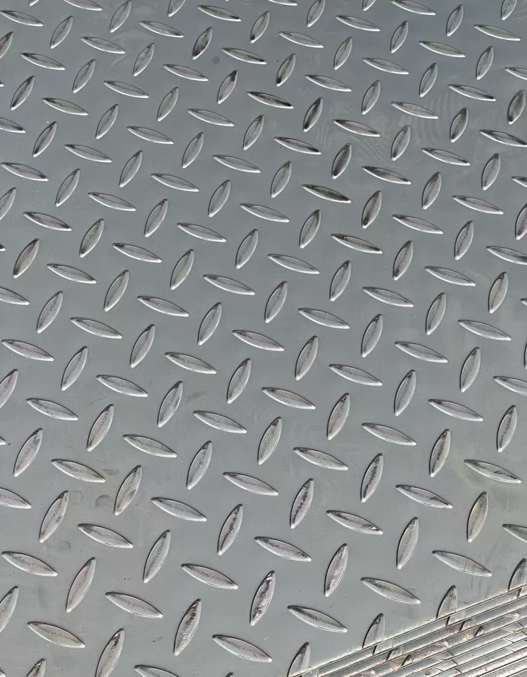 Patterned galvanized steel sheet